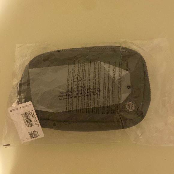 lululemon athletica Handbags - Lululemon everywhere belt bag